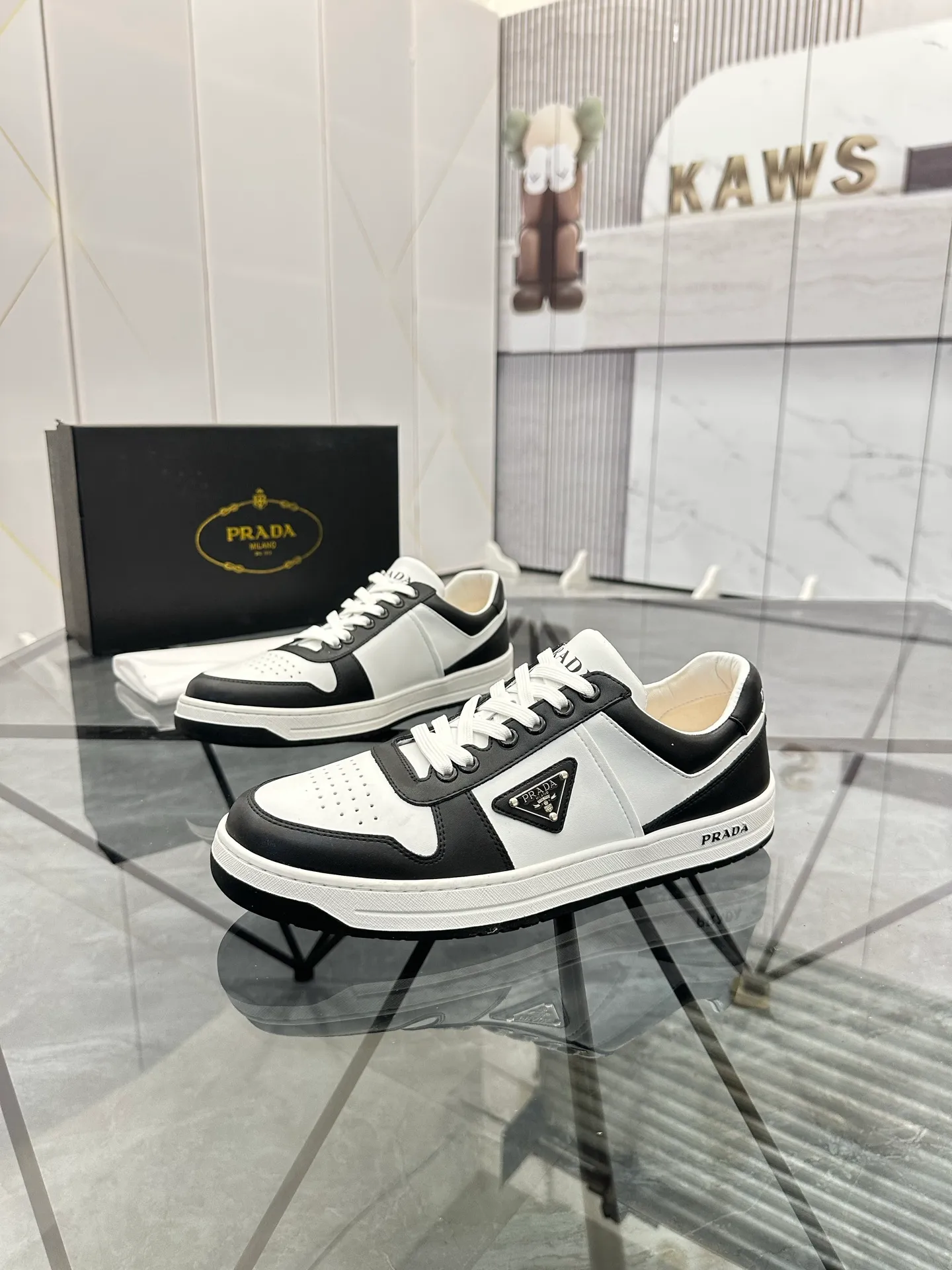 Men's shoes: 💰P400¥ Product trademark: Prada *"Prada*" low-top casual shoes Regular size: 38-44 (can be customized to 45) Product materials: imported cowhide upper, sheepskin lining, original outsole. Number: 020